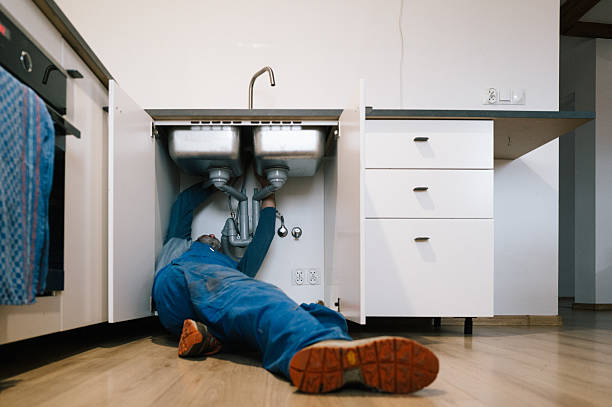 Professional Emergency Plumber technician working in Bluffton, OH
